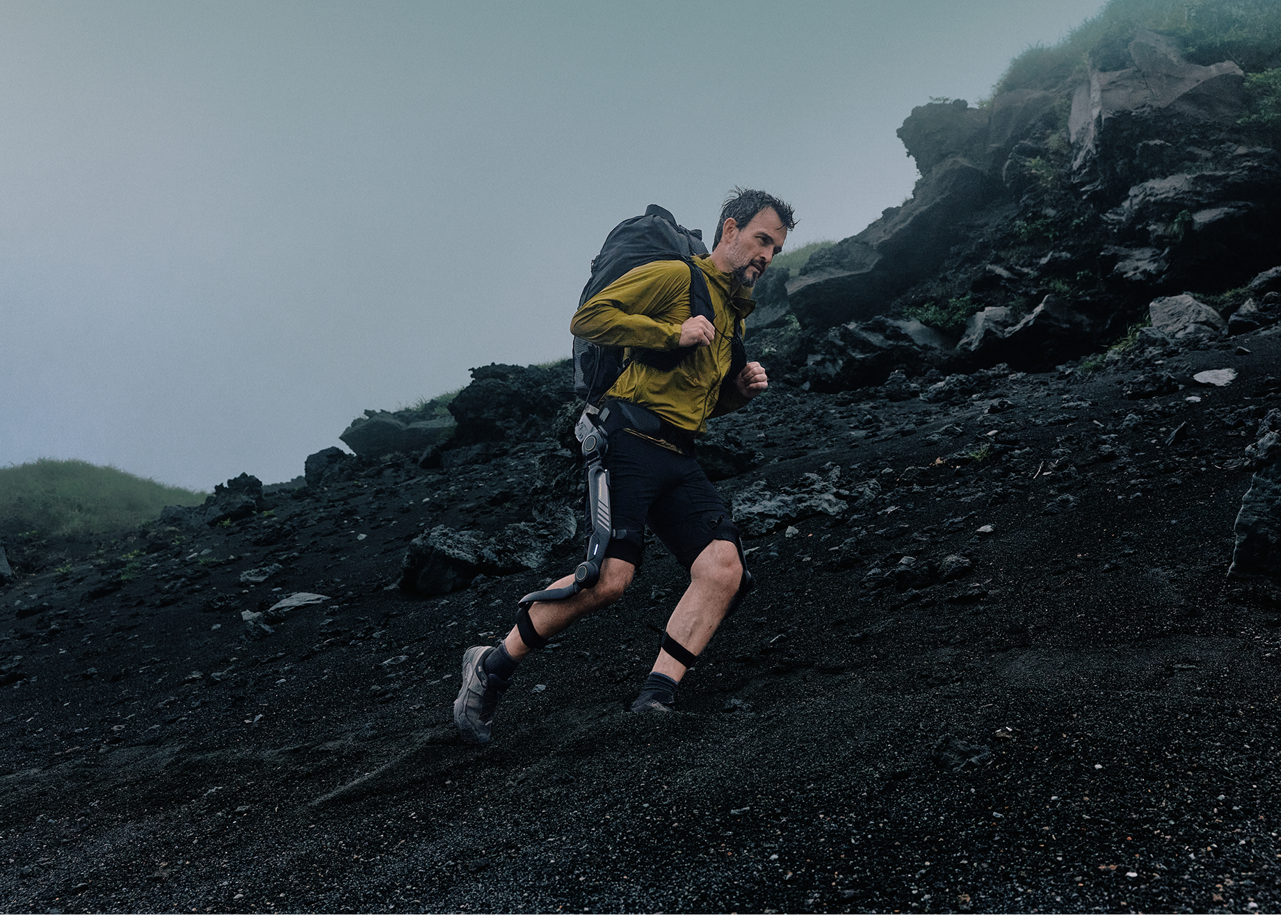 The Challenge of Downhill Hiking: How Hypershell Halo Supports Your Knees on the Descent